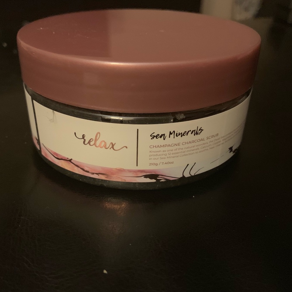 Manna Kadar Beauty Champagne Charcoal Scrub